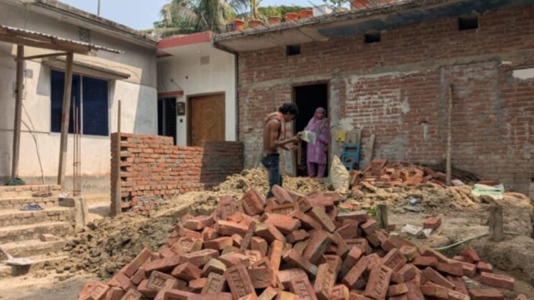 বরিশালে  বসত ঘরের দরজা বন্ধ করে দেয়াল নির্মাণের অভিযোগ