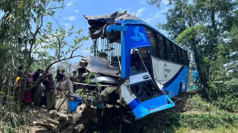 চট্টগ্রামে দুই বাসের মুখোমুখি সংঘর্ষে নিহত- ৩...