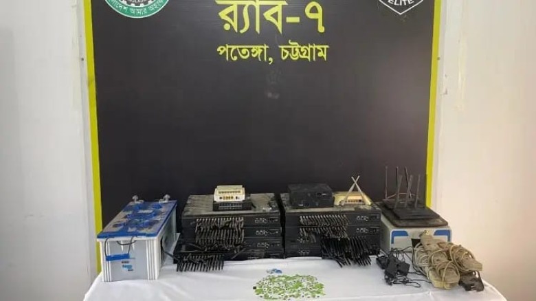 চট্টগ্রামে অবৈধ ভিওআইপি ব্যবসার সরঞ্জাম সহ ২৫১ সিমকার্ড জব্দ