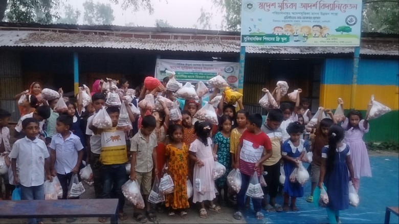 বালুয়াকান্দিতে অসহায় পরিবারের মাঝে কুরবানীর গোশত ও ঈদ সামগ্র