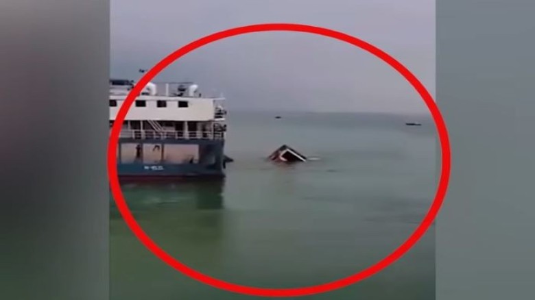 দৌলতদিয়া ফেরিঘাটে বাস দুর্ঘটনা, চালক-সহকারী উদ্ধার